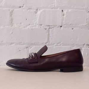 Burgundy leather loafer with chain detail.