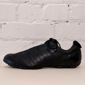 Vintage-style sport sneaker.