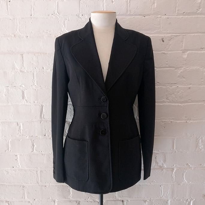 Fitted blazer with patch pockets, lined.