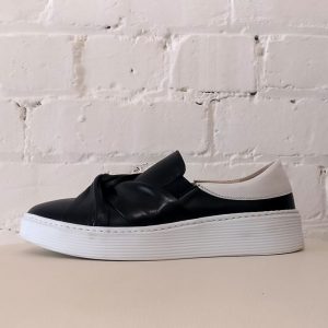 Leather sneaker with twisted leather detail.