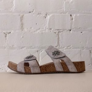 Scuff with metal daisy detail.