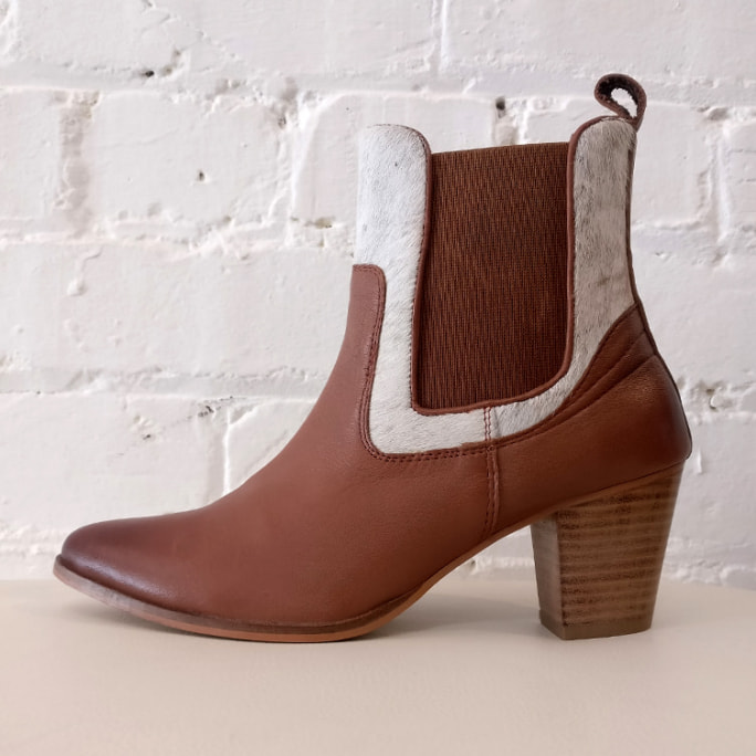 Leather and cowhide ankle boot.