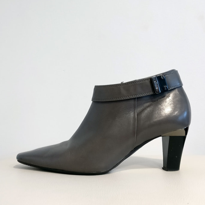 Fine leather ankle boot with metallic detail.
