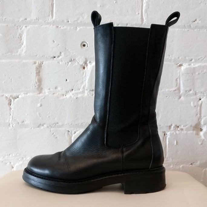 Leather boots with round toe and elastic side.