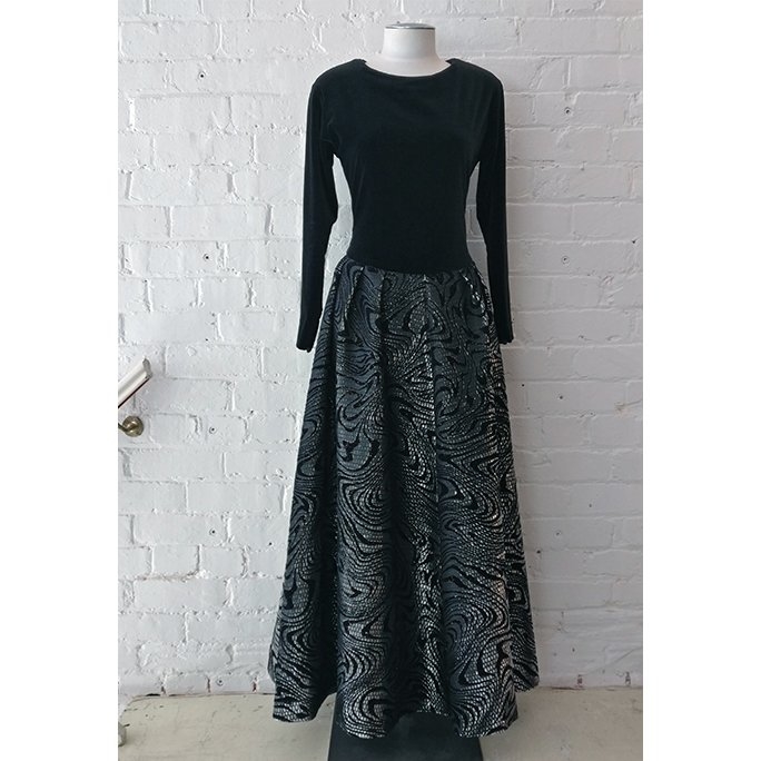 Vintage full-length gown with tulle underskirt, fully lined.