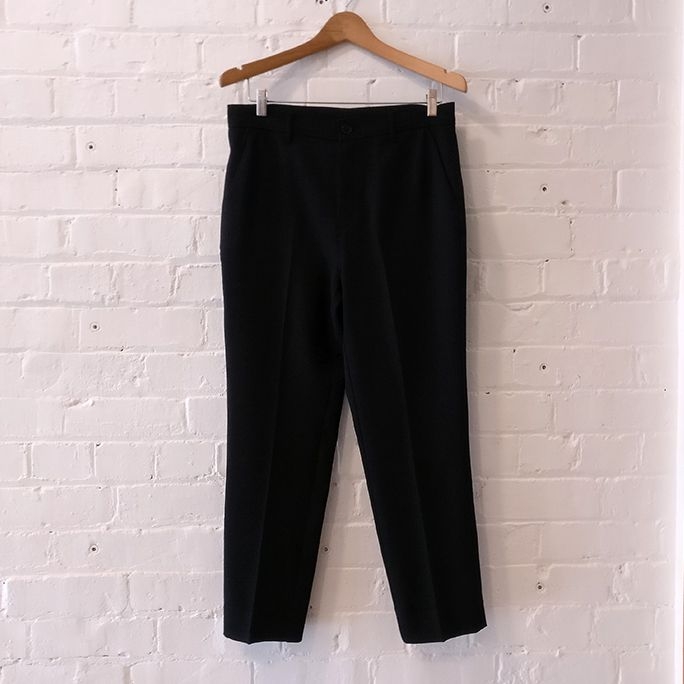 Classic flat-front trouser with pockets.