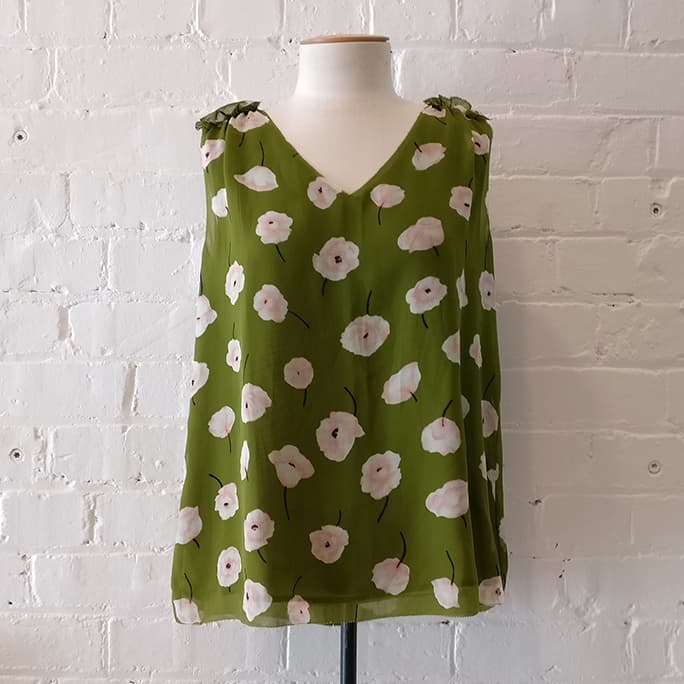 Sleeveless top with floral print, lined.