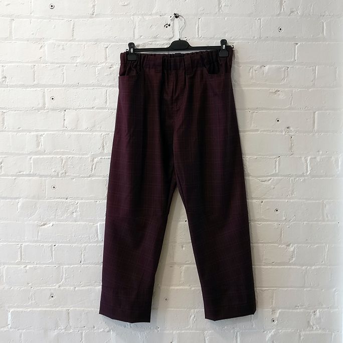 Loose fit trouser with pockets.