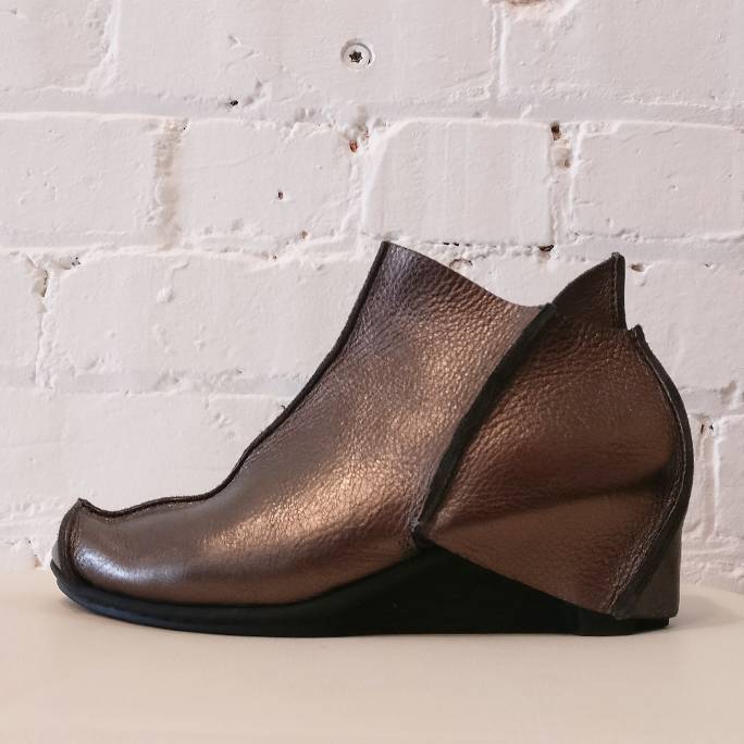 Metallic sectioned leather shoes with exposed seams, look unworn!