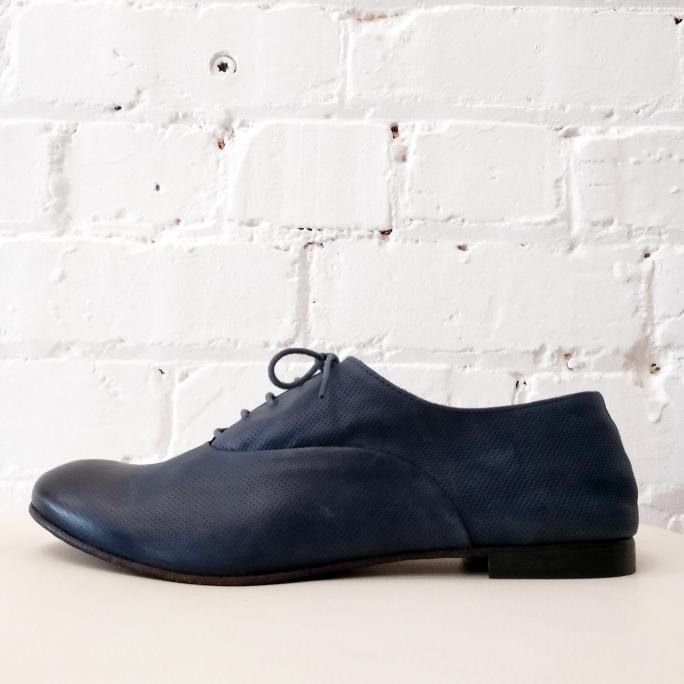Perforated leather flat lace-up.