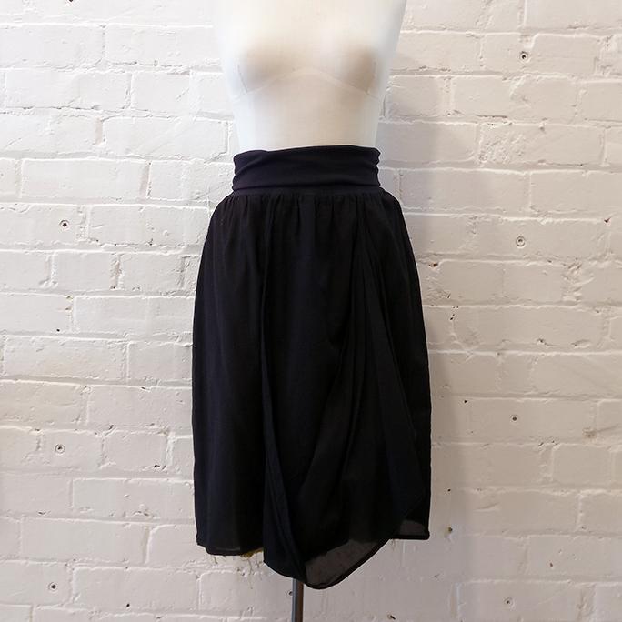 Cotton skirt with stretch waistband and contrast silk lining.