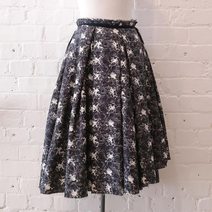 Wrap-around skirt, lined.