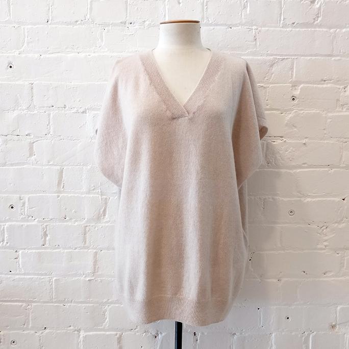 Oversize ribbed v-neck summer-weight cashmere knit. <a href="https://fashionrecovery.co.nz/mia-fratino-oversize-cashmere-knit-size-m/">Also available in size M.</a>