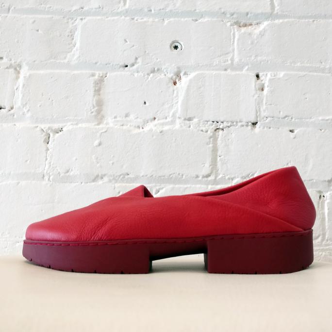 Textured leather slip-on shoe with molded sole. Look unworn!