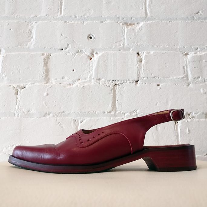Slingback pointy shoe with brogue detailing.