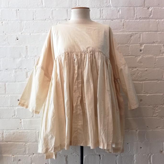 Oversize gathered top with short sleeve.