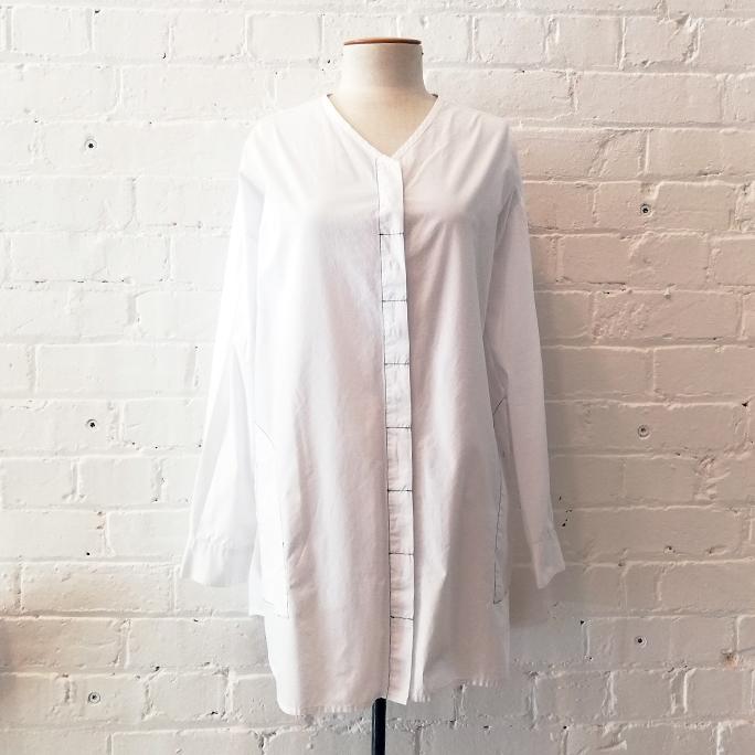 Oversize smock shirt with pockets and contrast stitch.