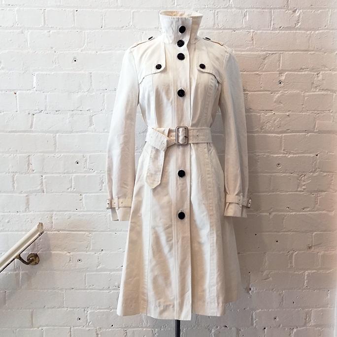 Showerproof canvas coat with pockets and breathable mesh lining.