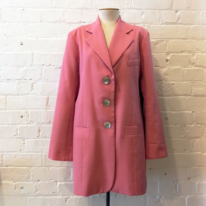 3-button coat with pockets, fully lined.