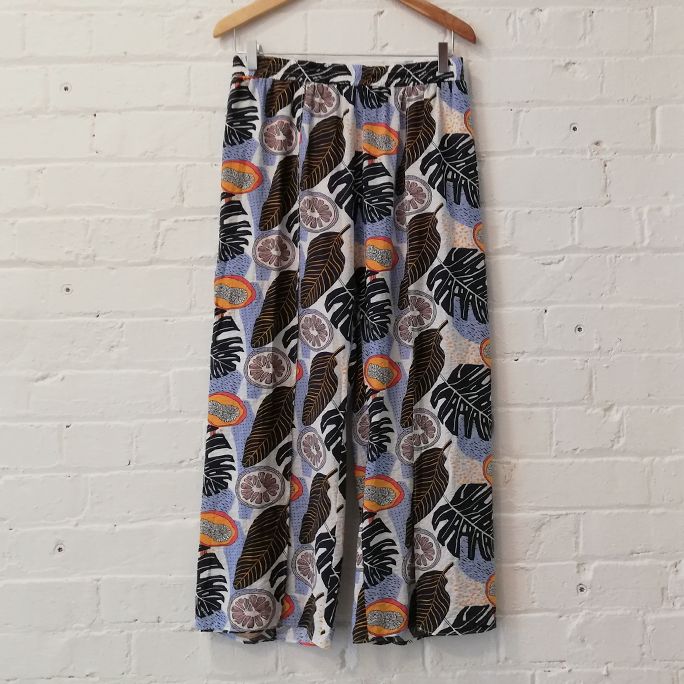 Cotton mix pull-on print pants.