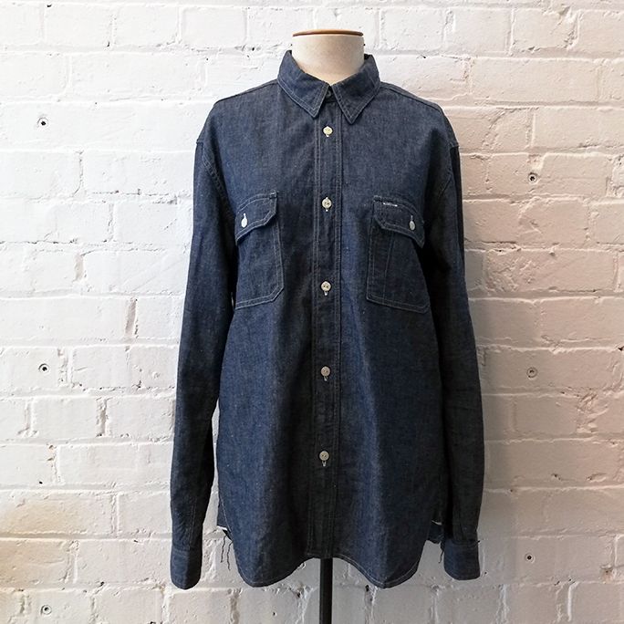 Chambray shirt with two pockets.