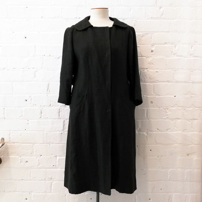 Cotton coat with 3/4 sleeves and pockets, unlined.