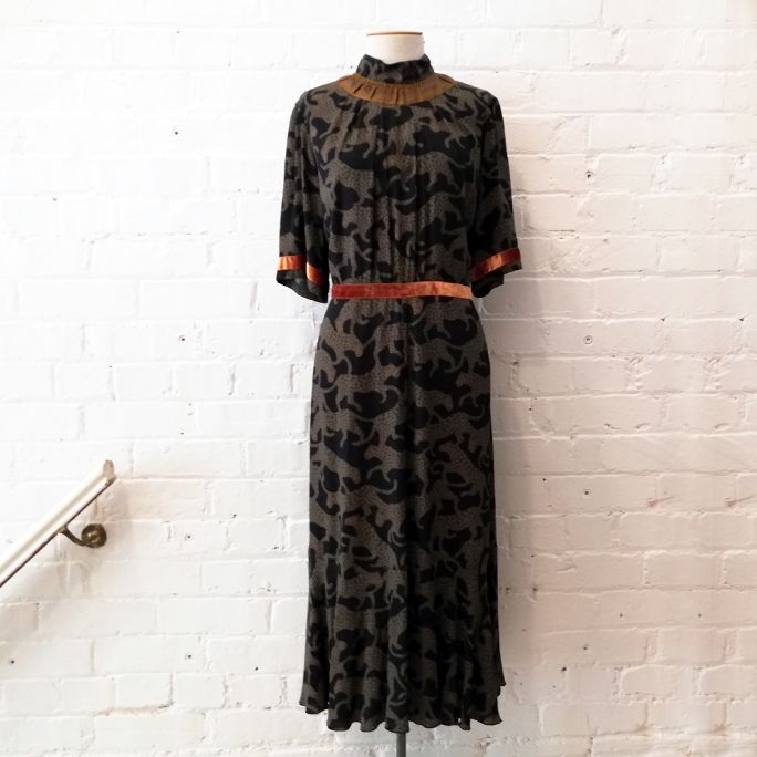 Big cat print dress with high neck and velvet detail, lined.