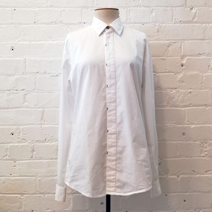 Crisp poplin shirt.