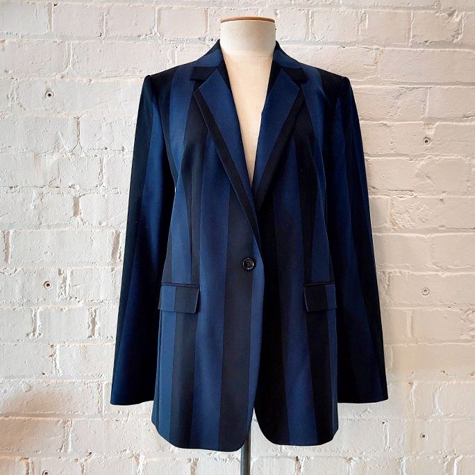 Single-breasted lined blazer.