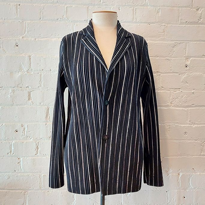 Signature pleated jacket with pockets.