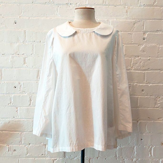 Oversize cotton top with Peter Pan collar and flared sleeve.