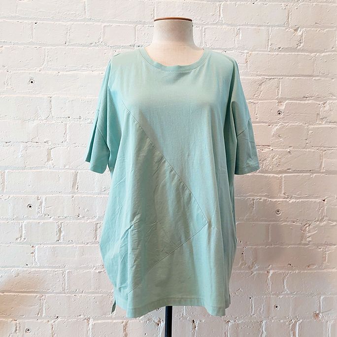 Oversize cotton top with geometric section.