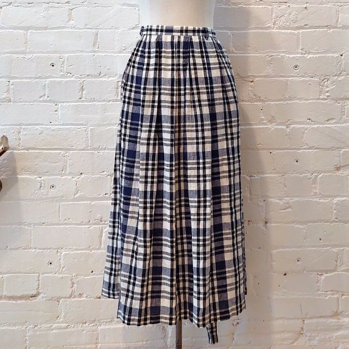 Linen skirt with pockets.