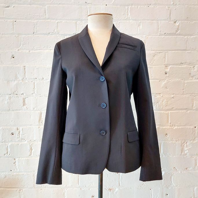 3-button jacket with 3 pockets, fully lined.