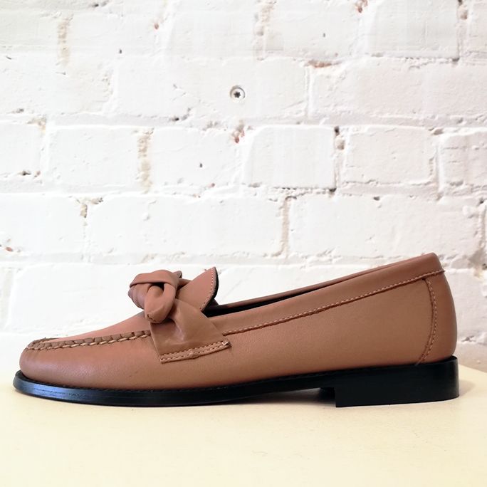 "Weejuns" classic loafer with venetian bow. Never worn!