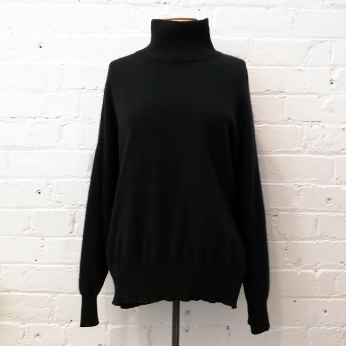 100% cashmere oversize jersey with bat sleeve.