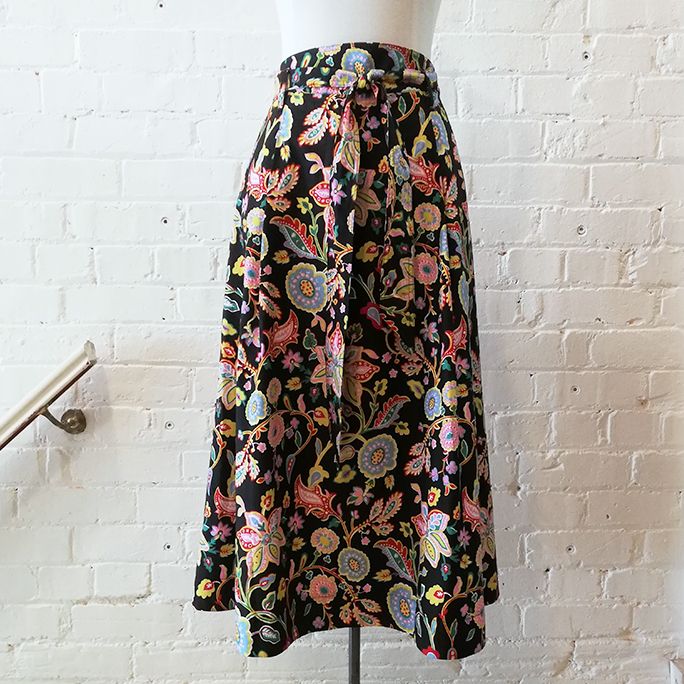 Flared printed cotton skirt with pockets and belt.