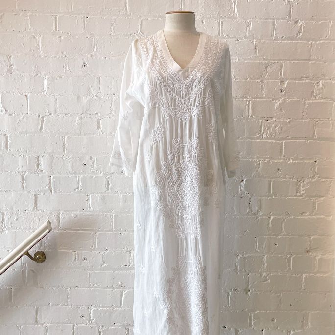 Super light embroidered cotton dress with v-neck and 3/4 sleeve.
