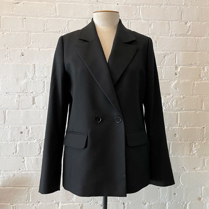 Jacket with tuxedo lapel, fully lined.