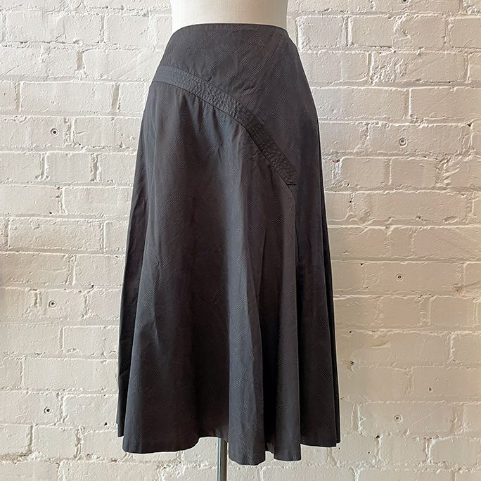 Flared knee-length skirt.