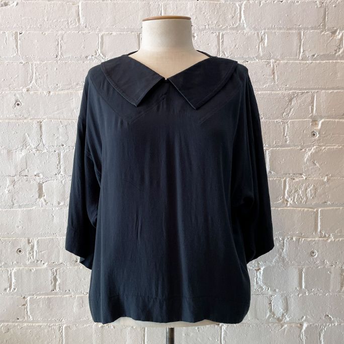 Collared top with 3/4 sleeve.
