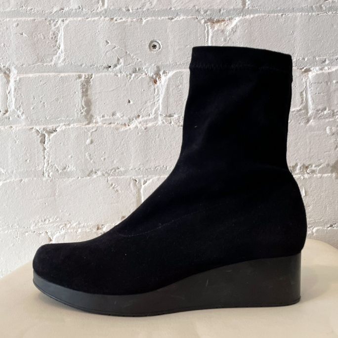 Pull-on boot. Look unworn!