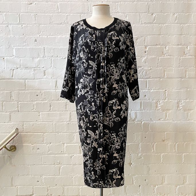 Silk dress with 3/4 sleeve, fully lined.