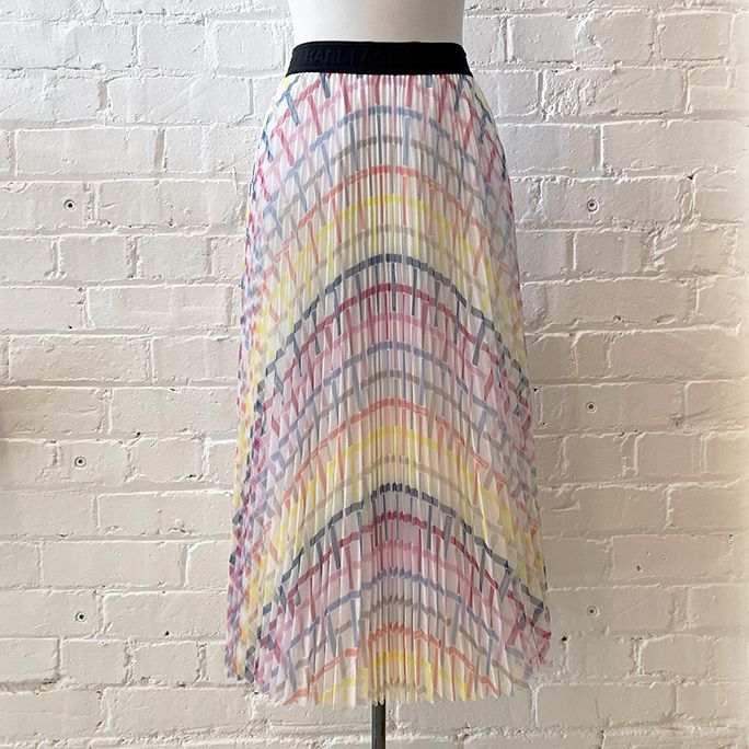 Pleated circle skirt, lined.