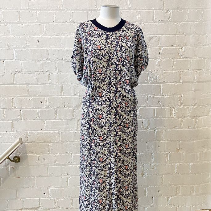 Floral print dress with crew neck.