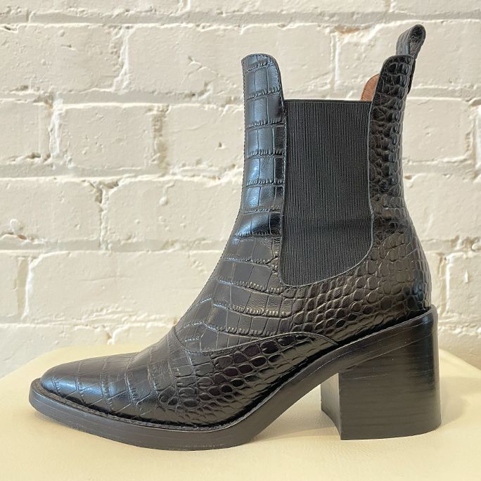 Textured leather pointy boot.