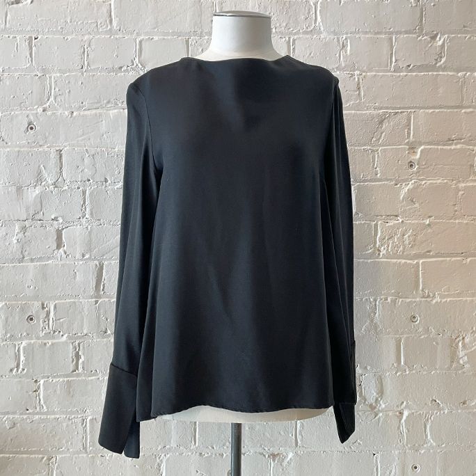 Long sleeve round neck top.