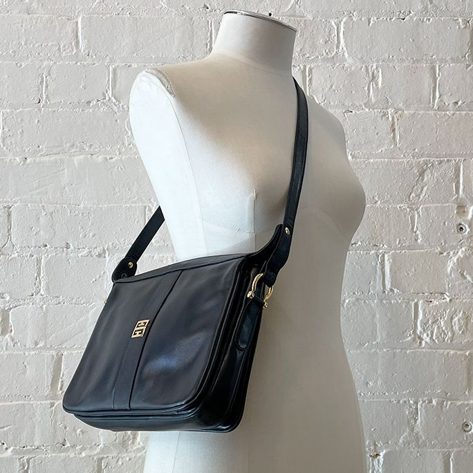 Vintage shoulder bag.