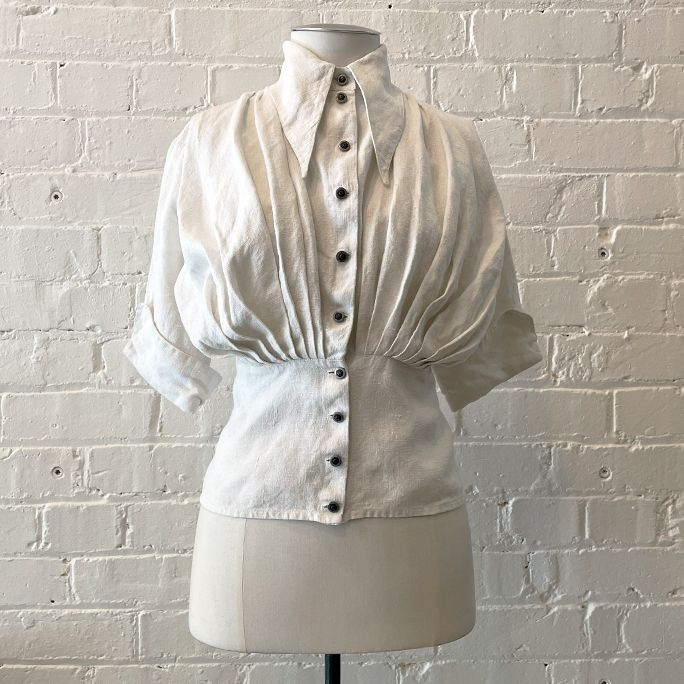Linen fitted pleat shirt.