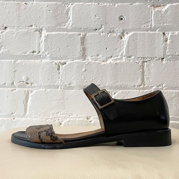 Peep-toe sandal.